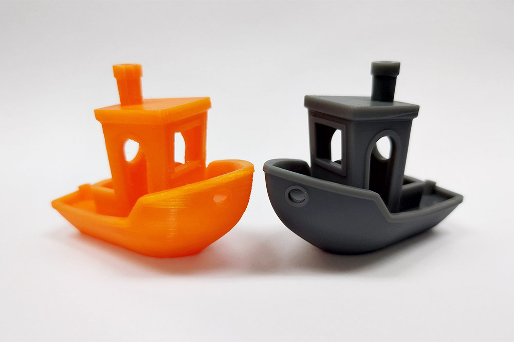 左：FDM方式（熱溶解積層方式）右：SLA方式（光造形方式）で出力した3Dプリンター造形サンプル