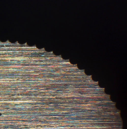 細いワイヤー（電極線）を使って金属を切断加工した拡大写真